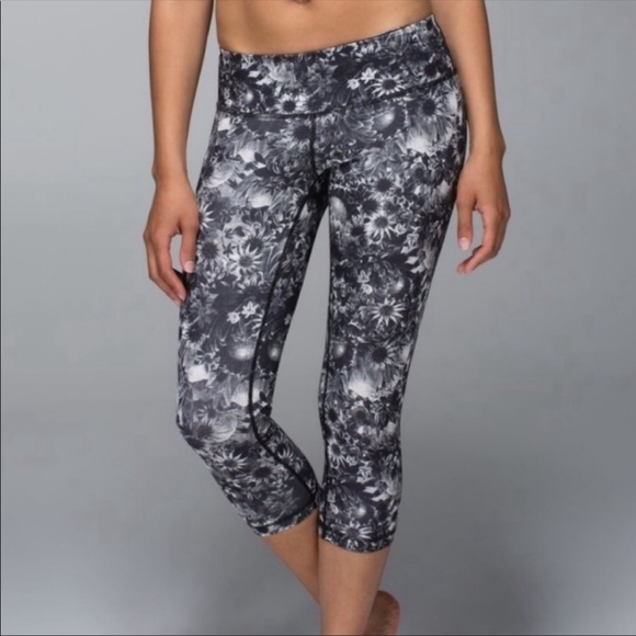Lululemon black floral crop leggings - Picture 5 of 10